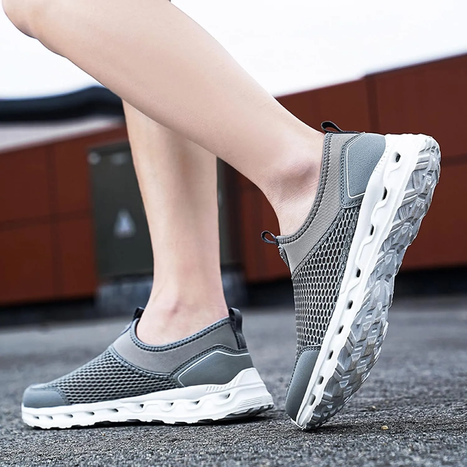 Fashion Spring and Summer Men Sports Shoes Flat Bottom Lightweight Hollow Mesh Breathable and Comfortable Men Sneaker