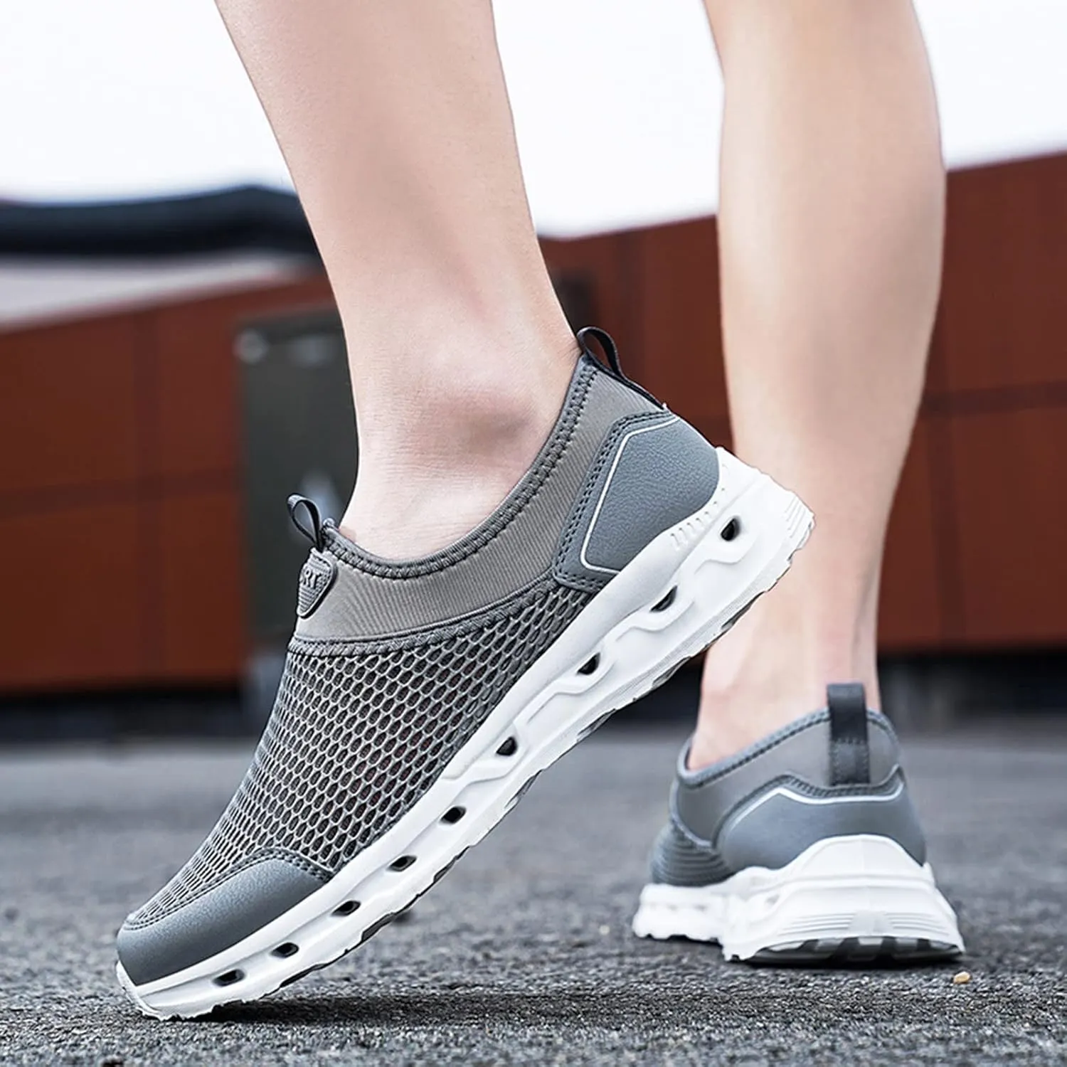 Fashion Spring and Summer Men Sports Shoes Flat Bottom Lightweight Hollow Mesh Breathable and Comfortable Men Sneaker
