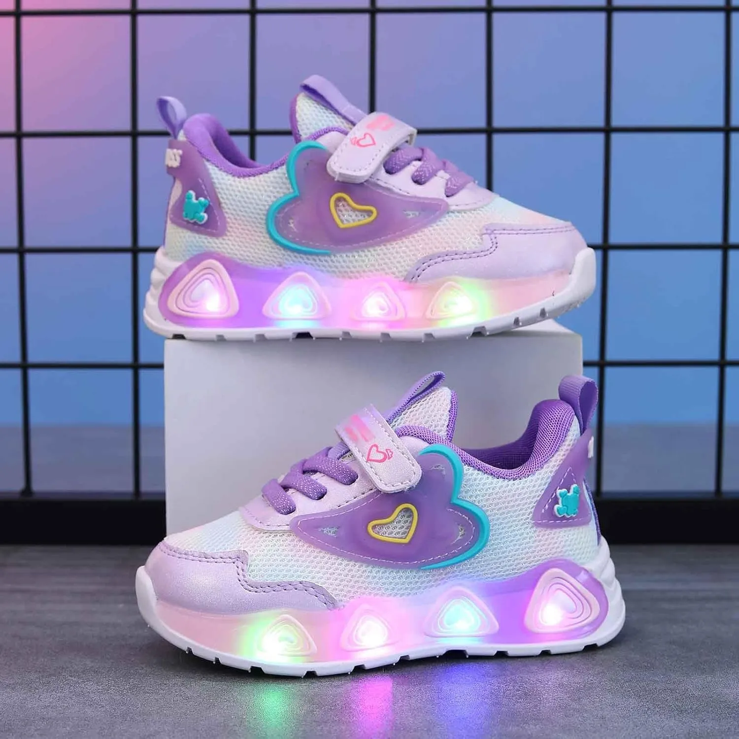 Sneakers for Girls Luminous Light Up Kids Shoes Non-Slip LED Flashing Shoes Breathable Comfortable Sports Walking Sneakers